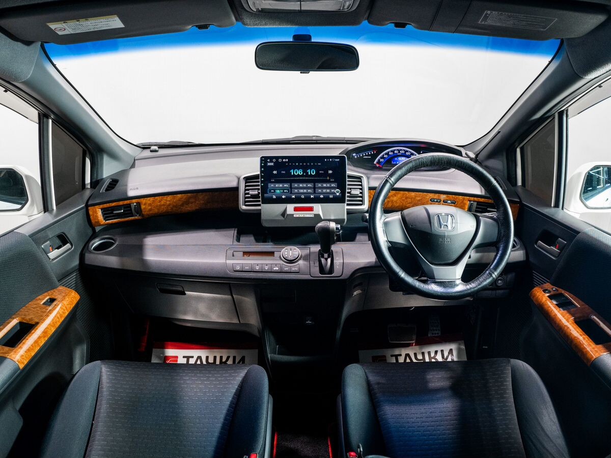 Honda Freed Spike 2010 - фото автомобиля