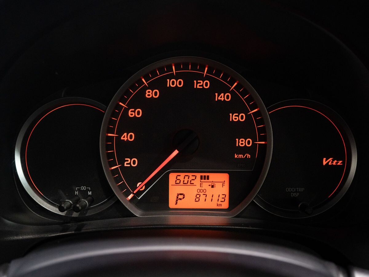 Toyota Vitz 2013 - фото автомобиля
