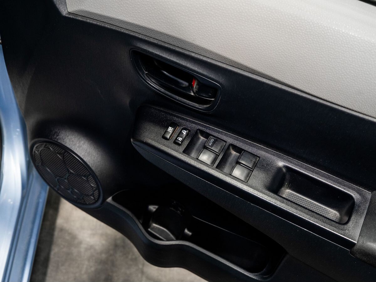 Toyota Vitz 2013 - фото автомобиля