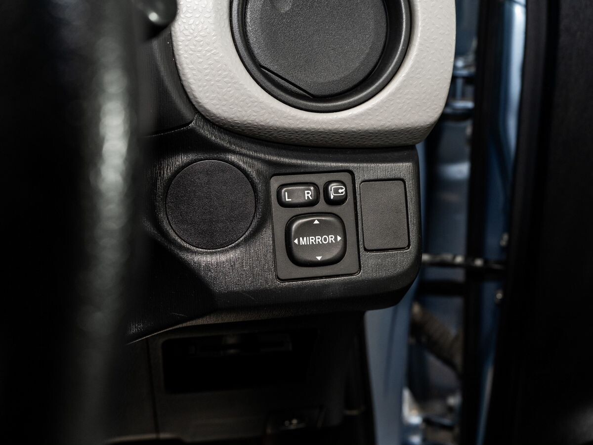 Toyota Vitz 2013 - фото автомобиля