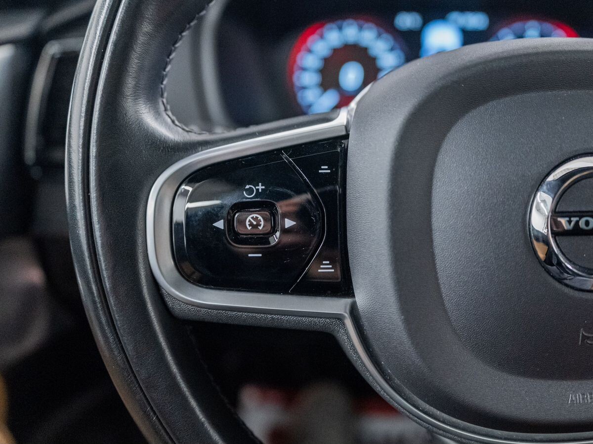 Volvo XC90 2021 - фото автомобиля
