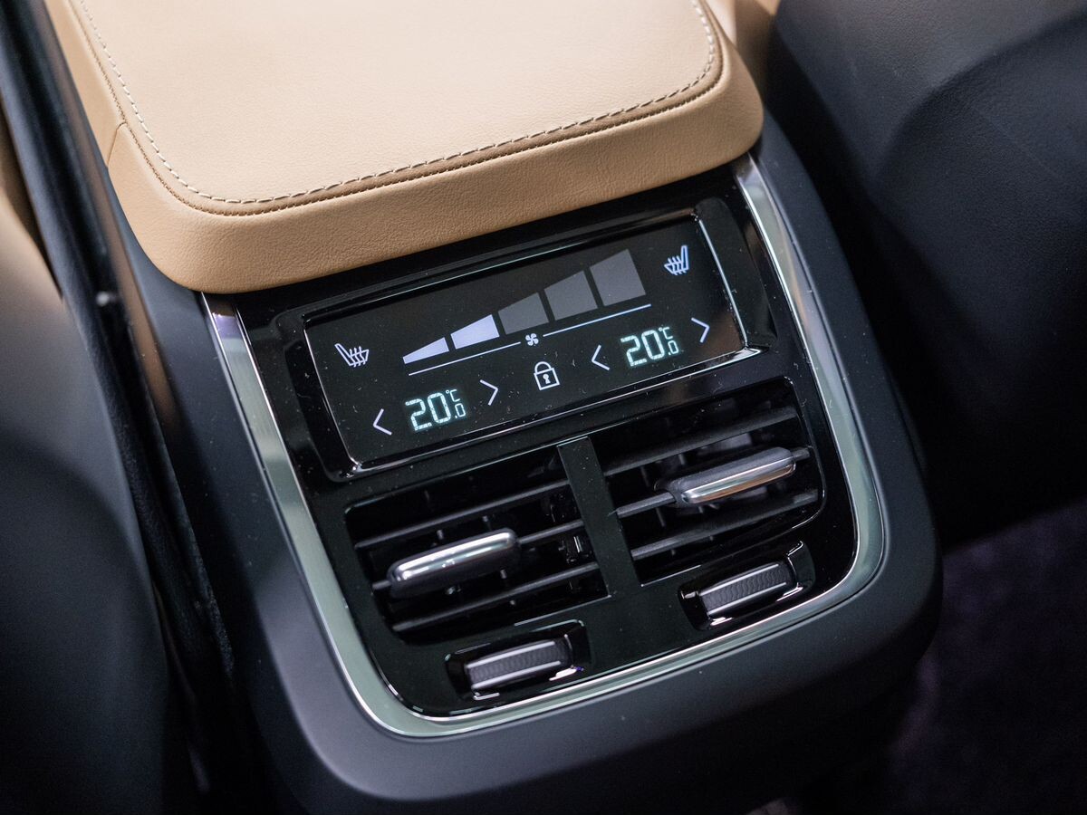 Volvo XC90 2021 - фото автомобиля