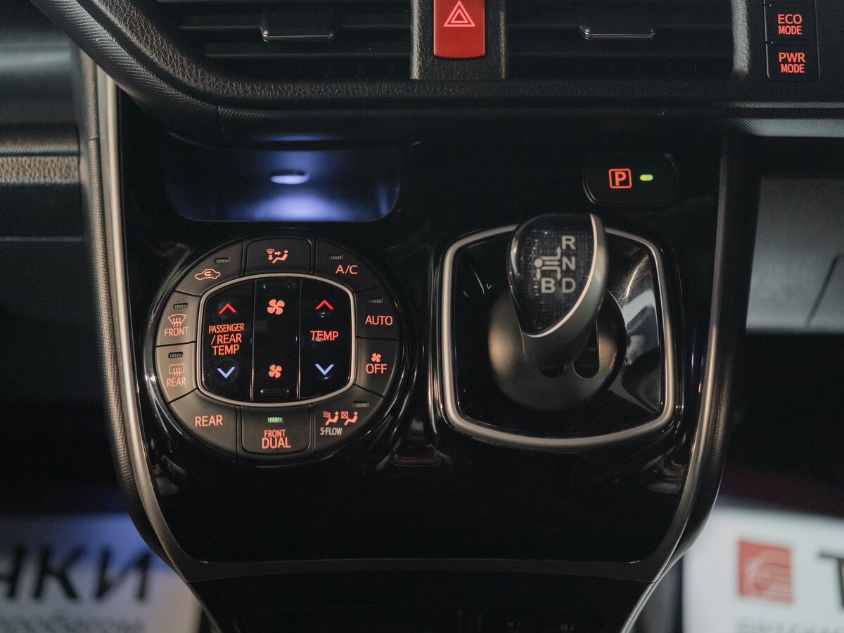 Toyota Voxy 2018 - фото автомобиля