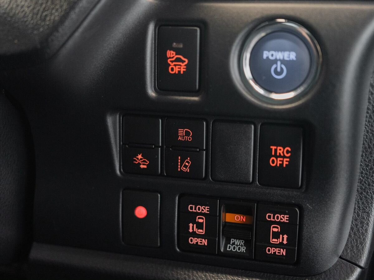 Toyota Voxy 2018 - фото автомобиля