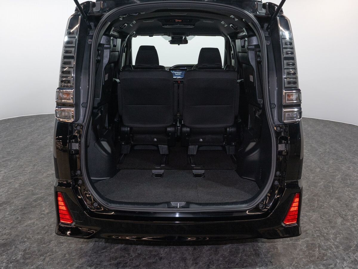 Toyota Voxy 2018 - фото автомобиля