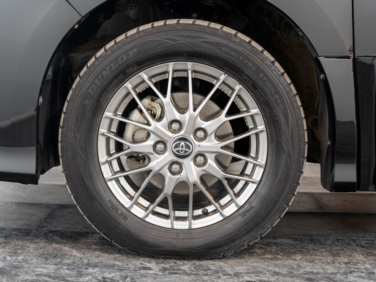 Toyota Voxy 2018 - фото автомобиля