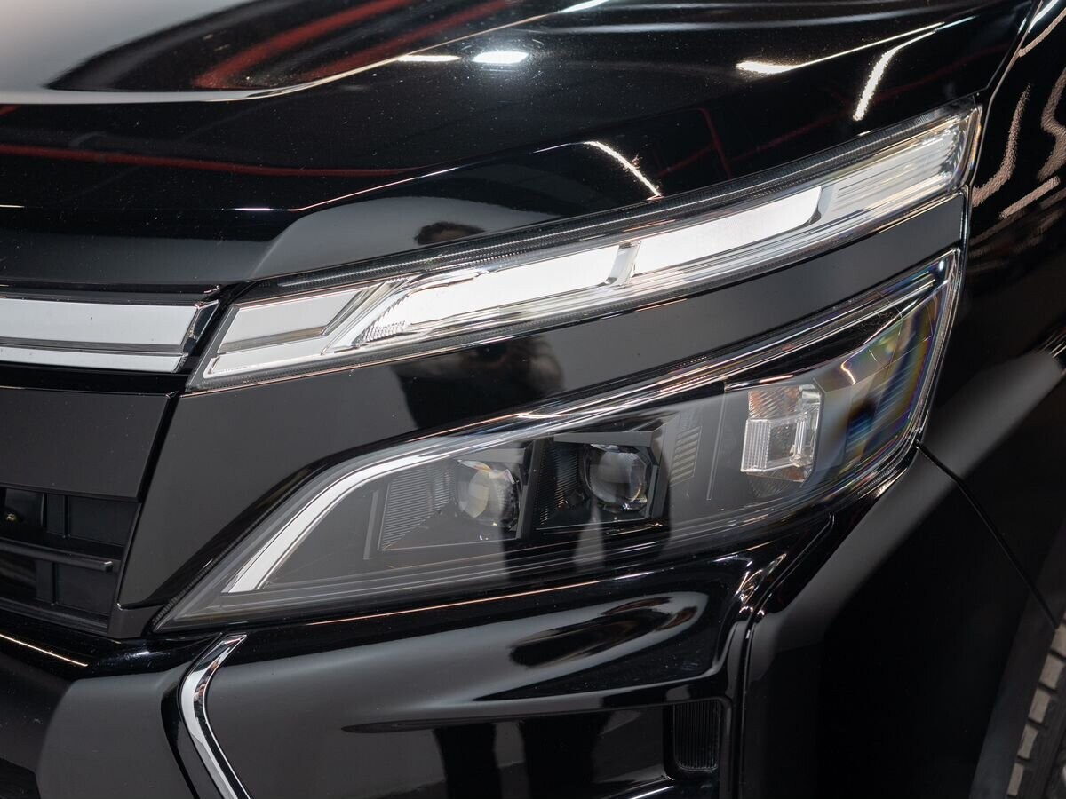 Toyota Voxy 2018 - фото автомобиля