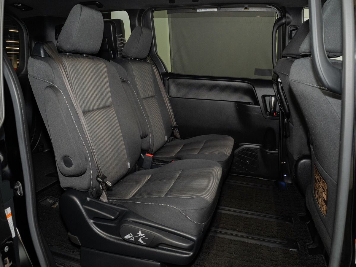 Toyota Voxy 2018 - фото автомобиля