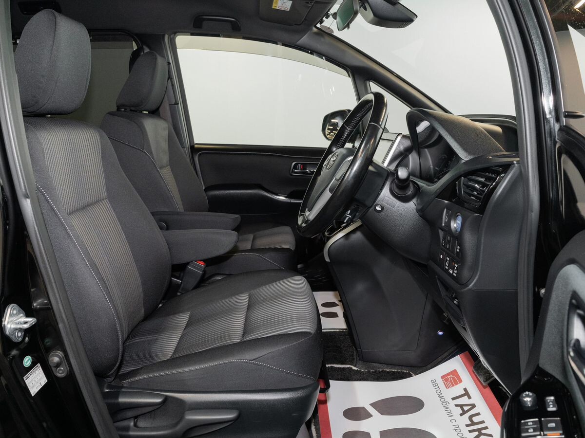 Toyota Voxy 2018 - фото автомобиля