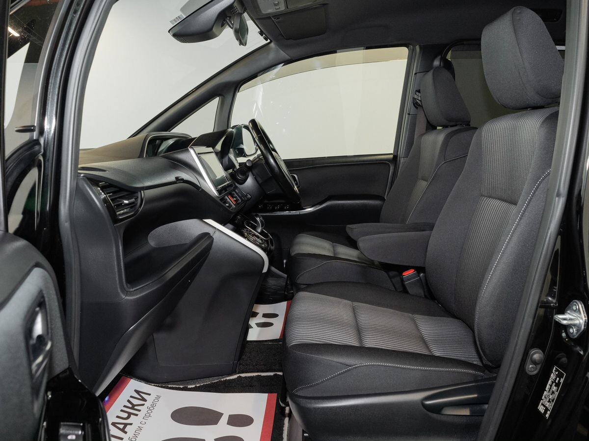 Toyota Voxy 2018 - фото автомобиля