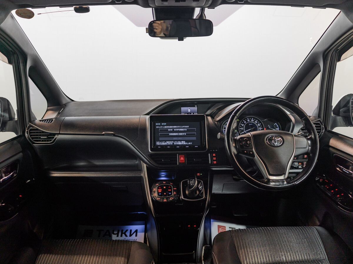 Toyota Voxy 2018 - фото автомобиля