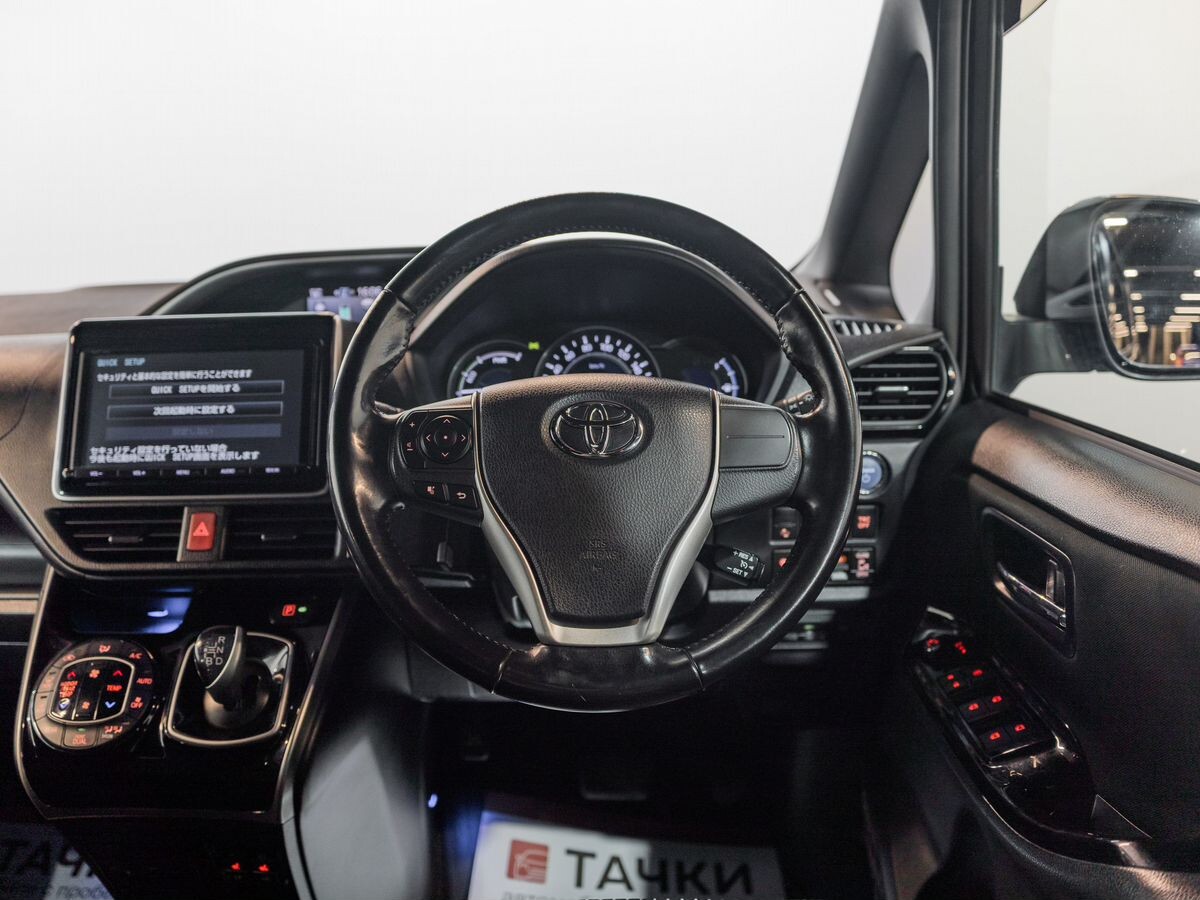 Toyota Voxy 2018 - фото автомобиля