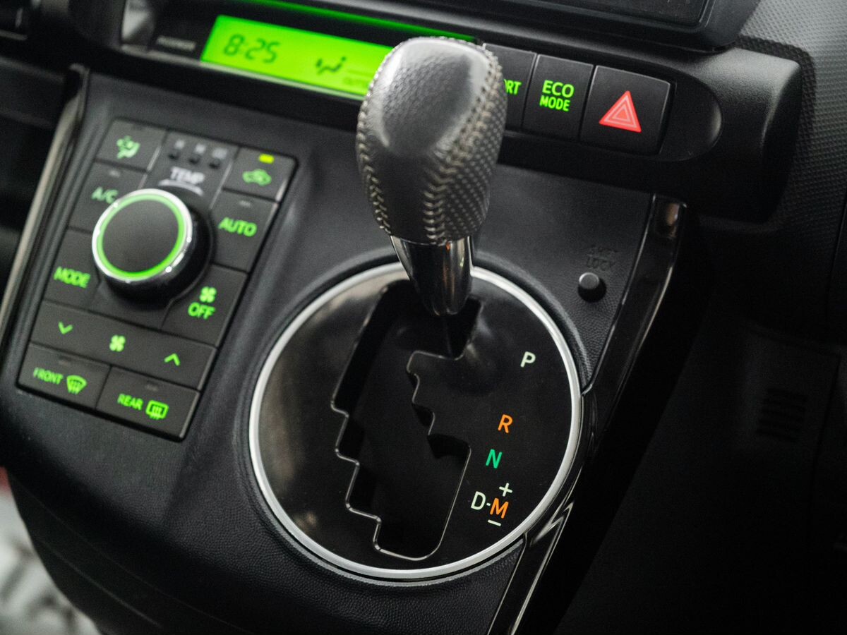Toyota Wish 2009 - фото автомобиля