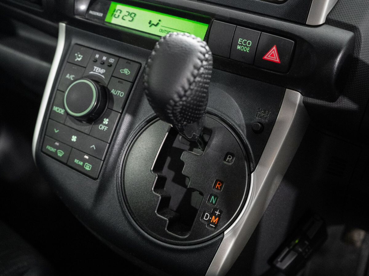 Toyota Wish 2011 - фото автомобиля