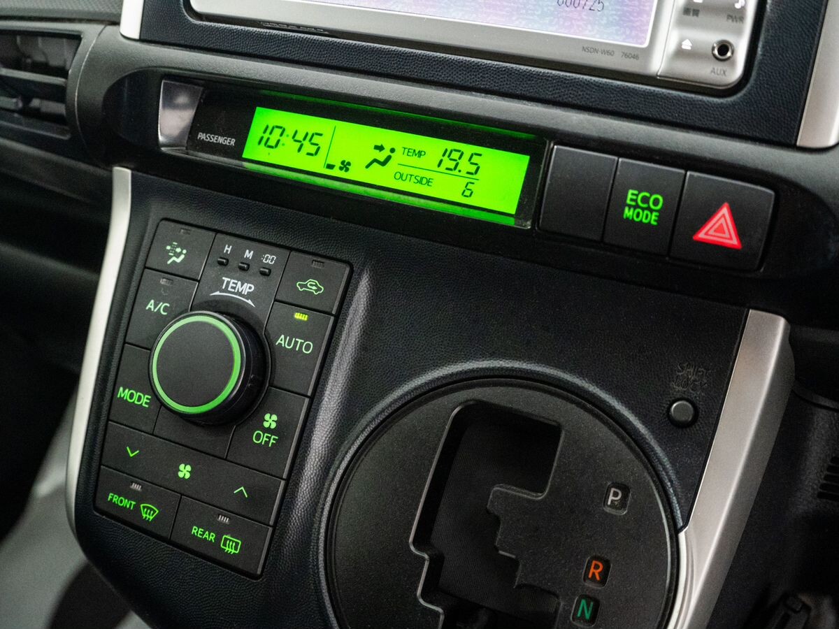 Toyota Wish 2011 - фото автомобиля