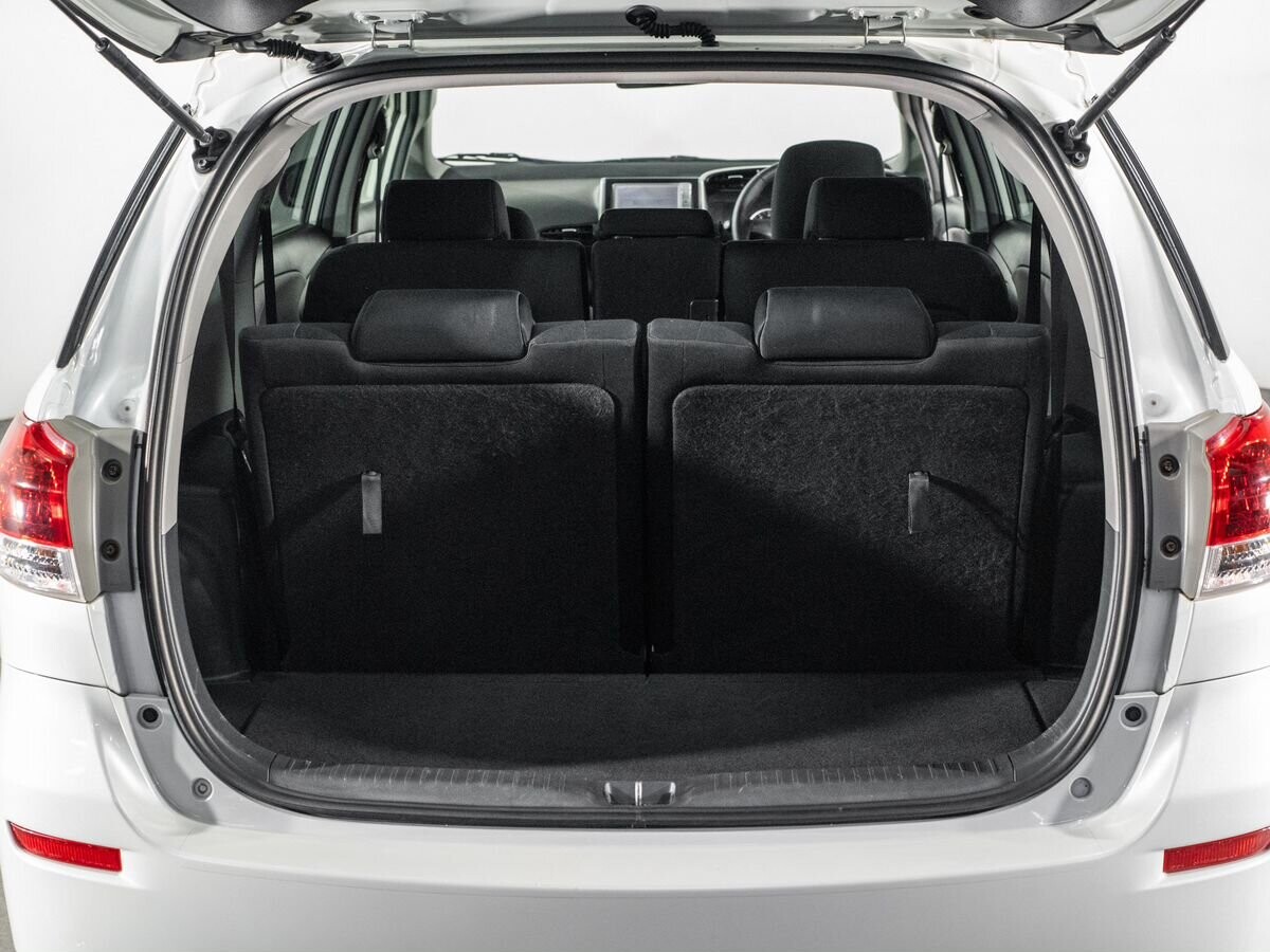 Toyota Wish 2011 - фото автомобиля
