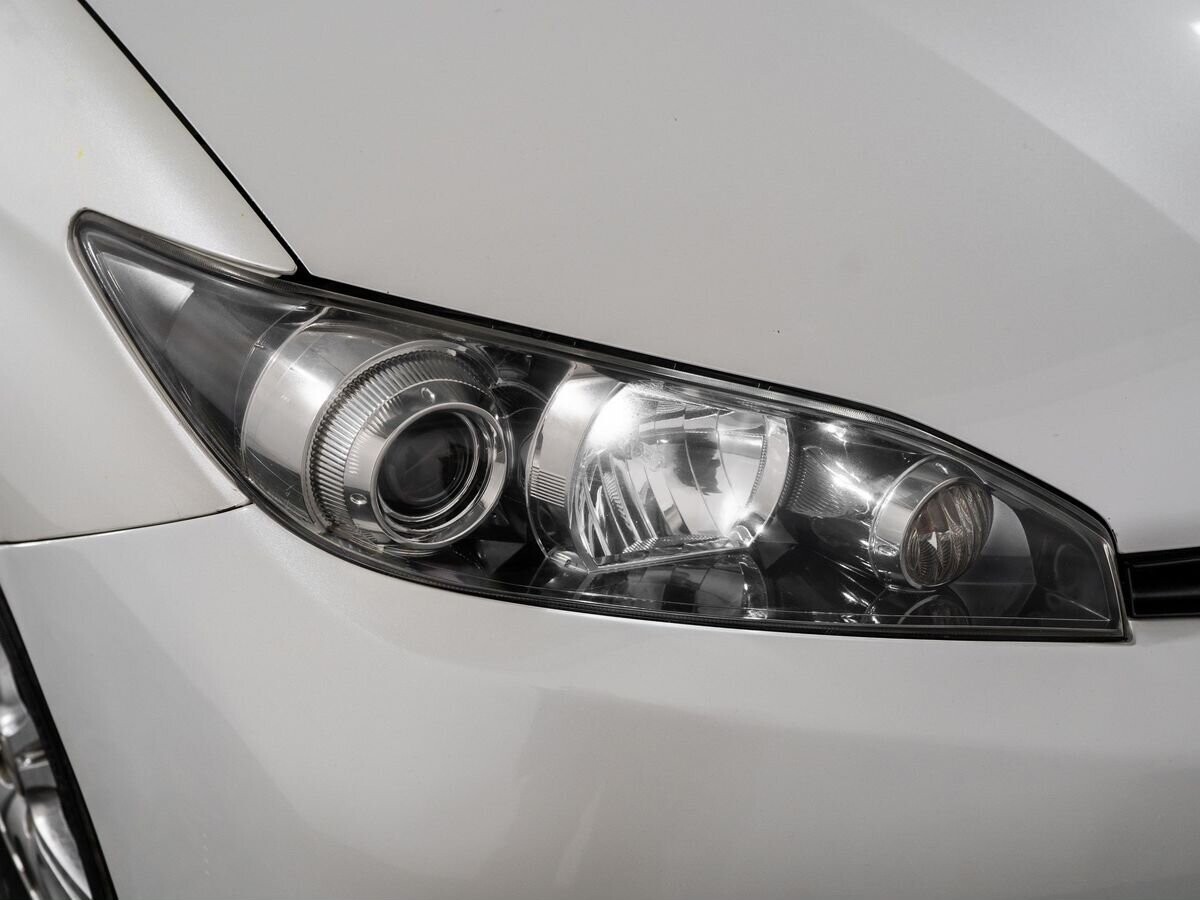 Toyota Wish 2011 - фото автомобиля