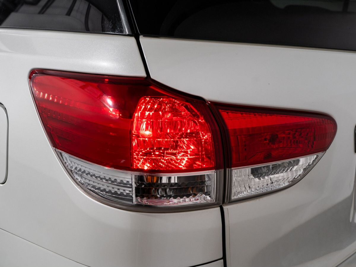 Toyota Wish 2011 - фото автомобиля