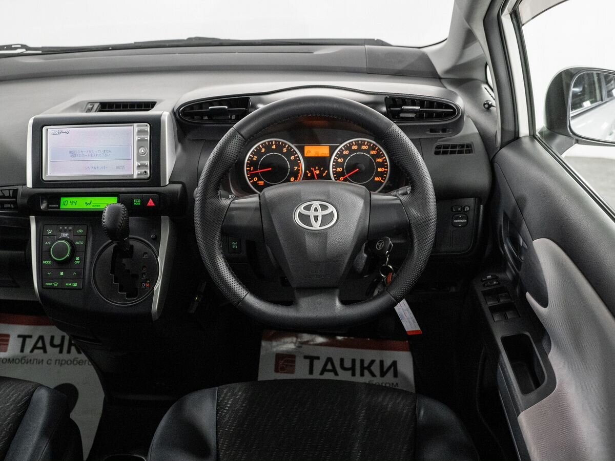 Toyota Wish 2011 - фото автомобиля