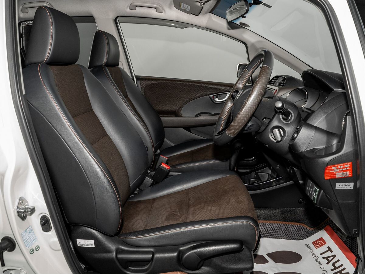 Honda Fit Shuttle 2012 - фото автомобиля
