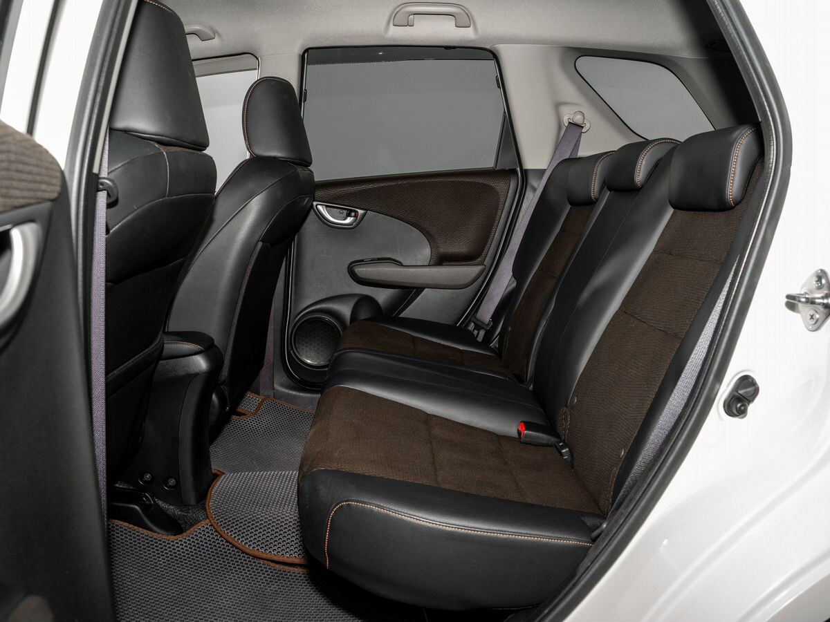 Honda Fit Shuttle 2012 - фото автомобиля