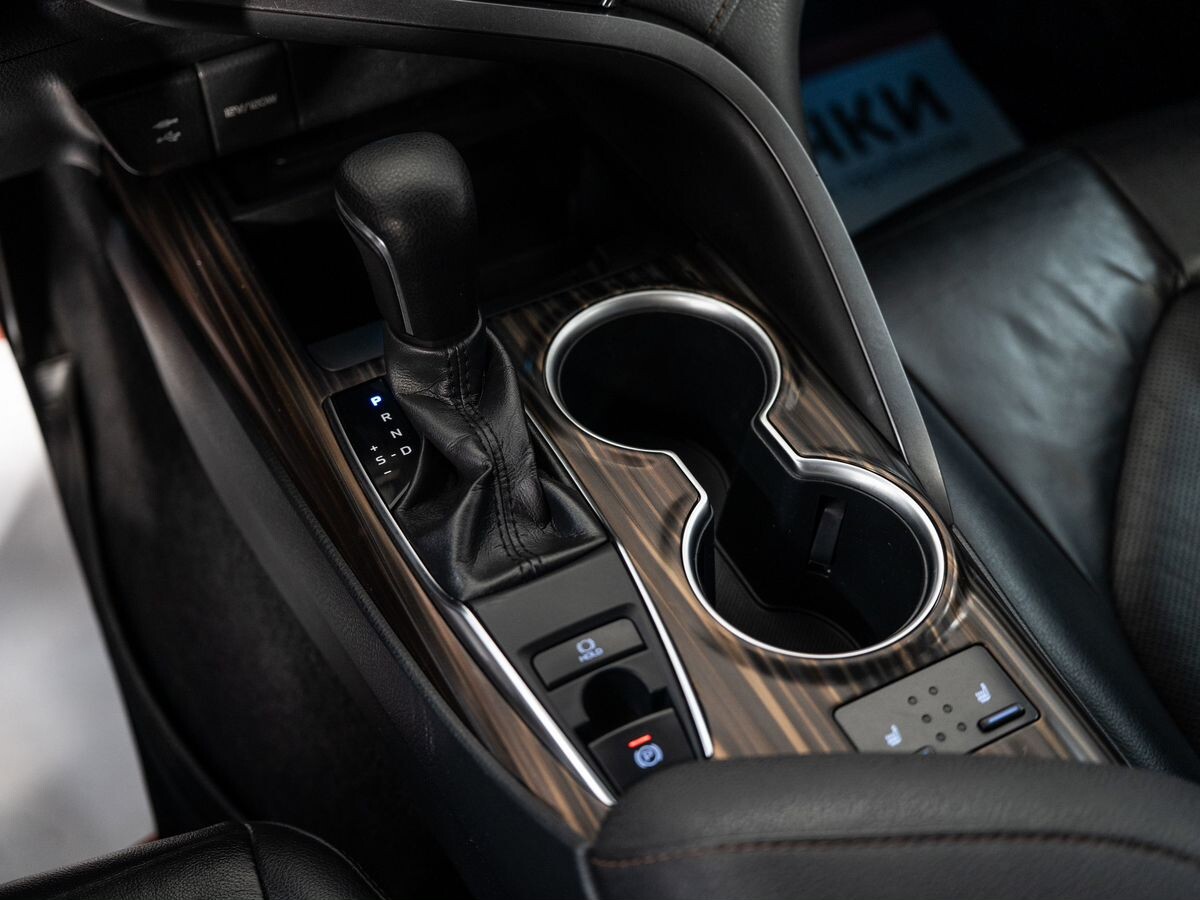 Toyota Camry 2019 - фото автомобиля