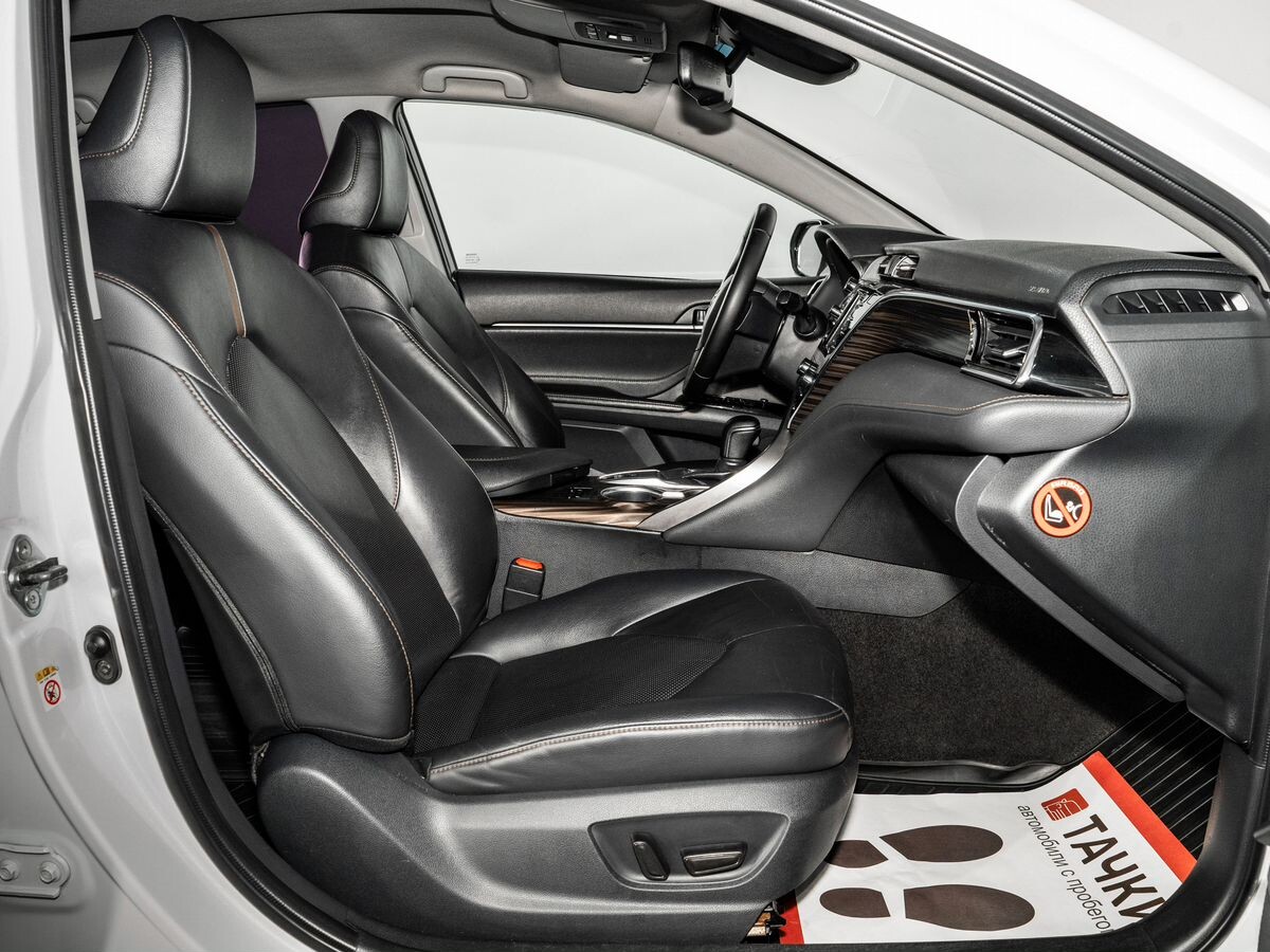 Toyota Camry 2019 - фото автомобиля
