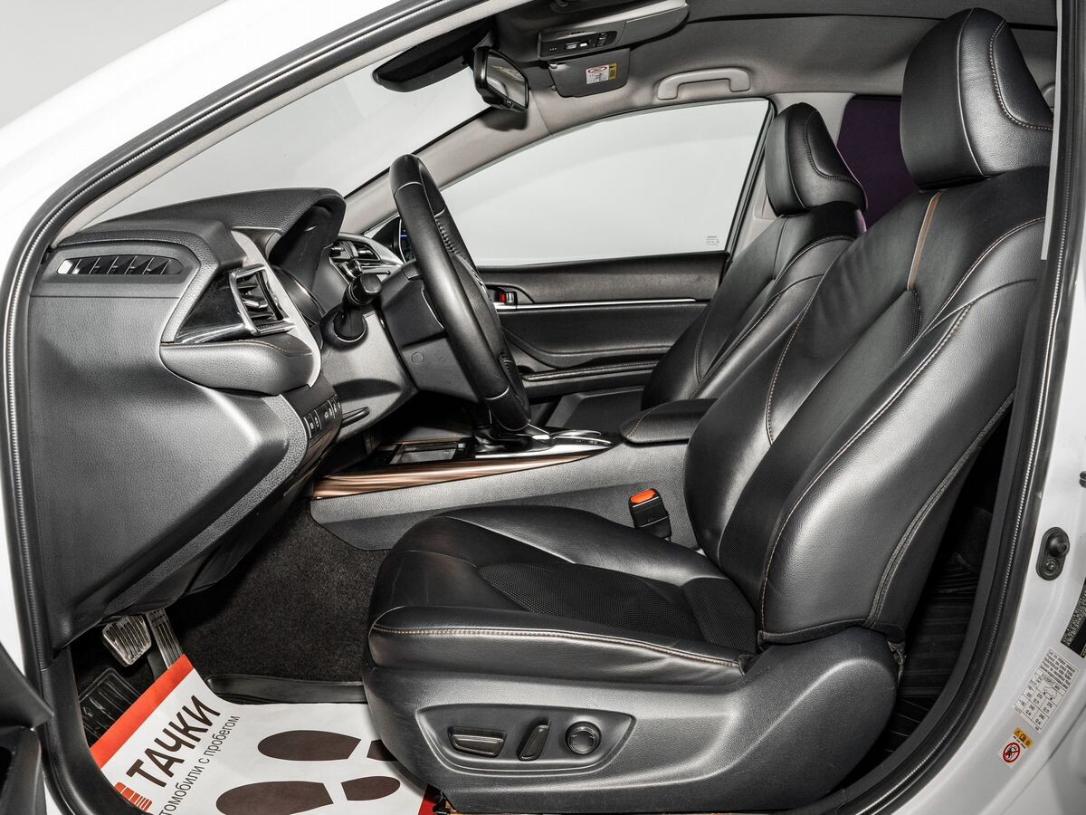 Toyota Camry 2019 - фото автомобиля