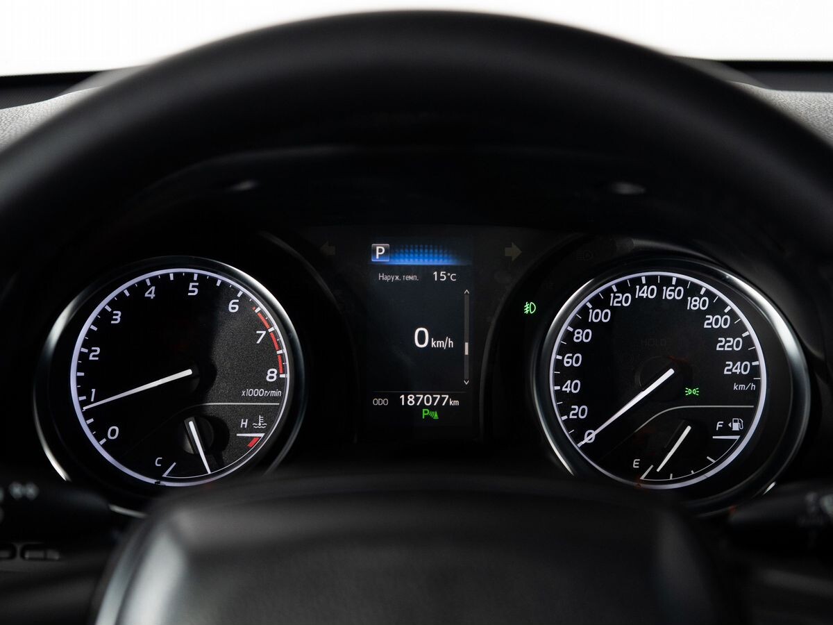 Toyota Camry 2019 - фото автомобиля