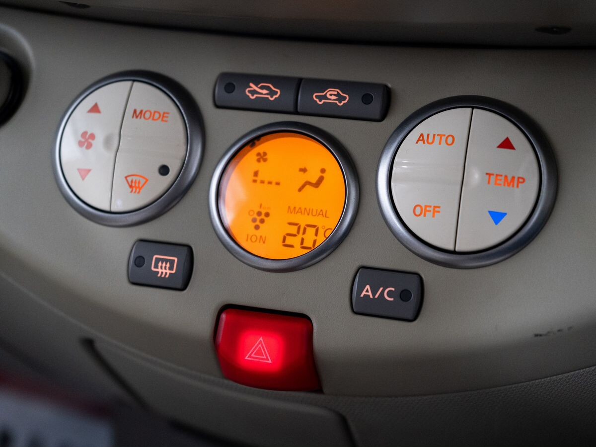 Nissan March 2010 - фото автомобиля