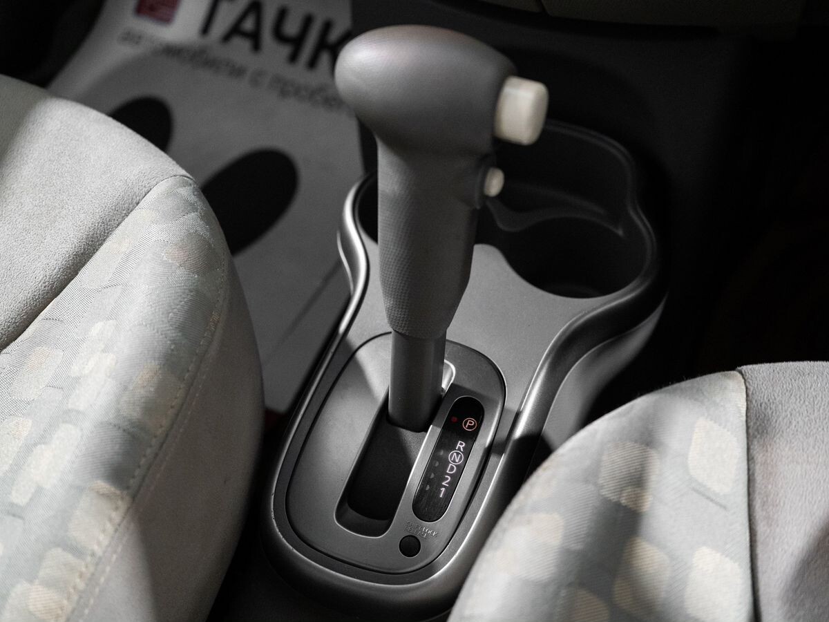 Nissan March 2010 - фото автомобиля