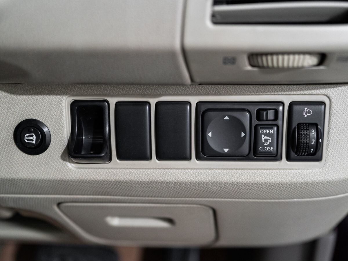 Nissan March 2010 - фото автомобиля