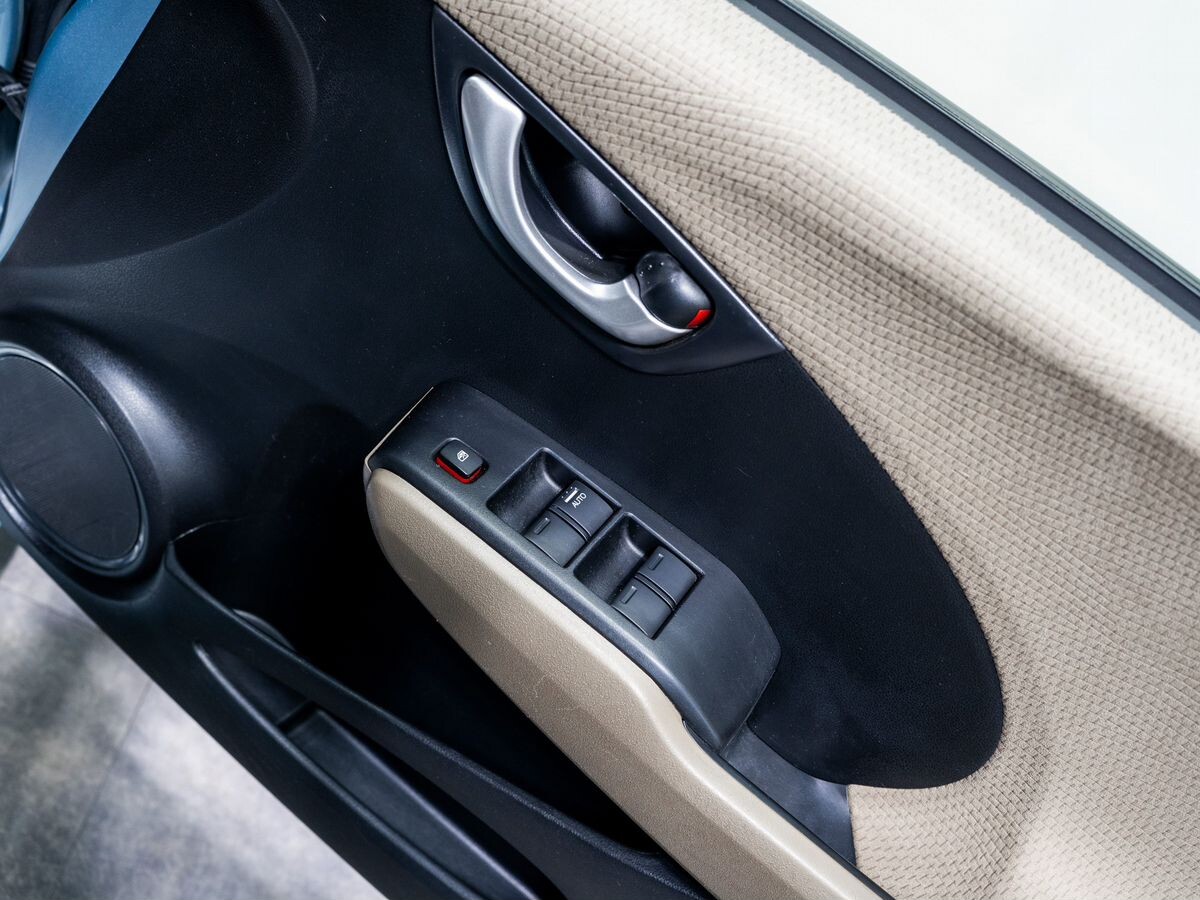 Honda Fit Shuttle 2012 - фото автомобиля