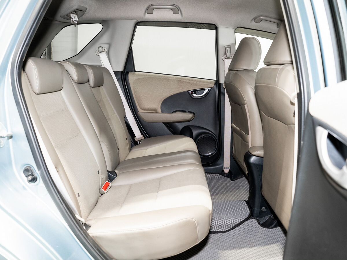 Honda Fit Shuttle 2012 - фото автомобиля
