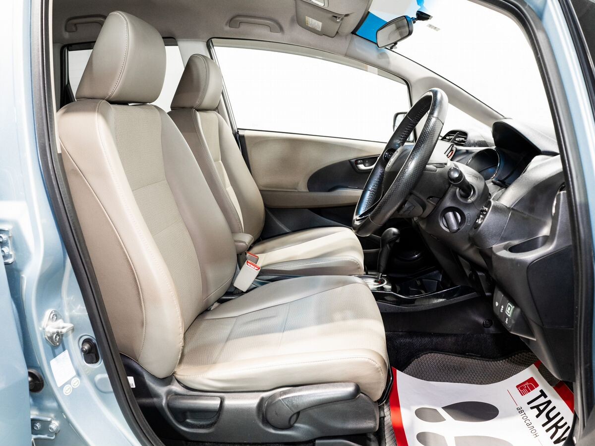Honda Fit Shuttle 2012 - фото автомобиля