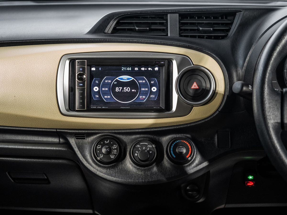Toyota Vitz 2012 - фото автомобиля