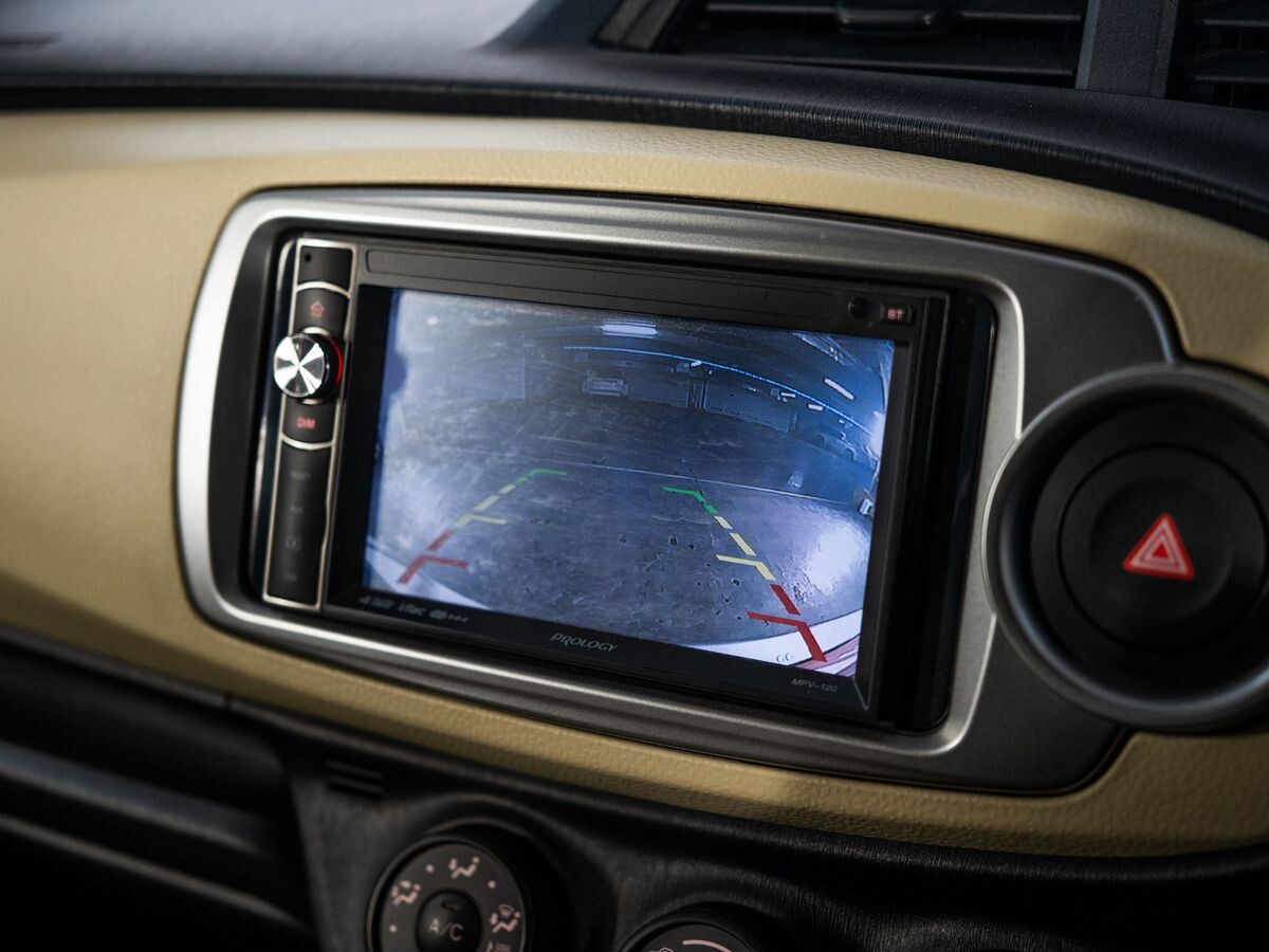 Toyota Vitz 2012 - фото автомобиля