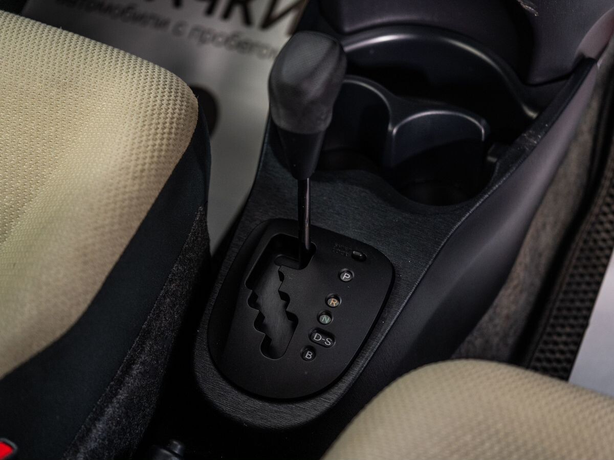Toyota Vitz 2012 - фото автомобиля