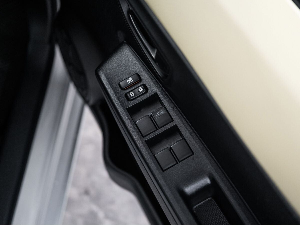 Toyota Vitz 2012 - фото автомобиля