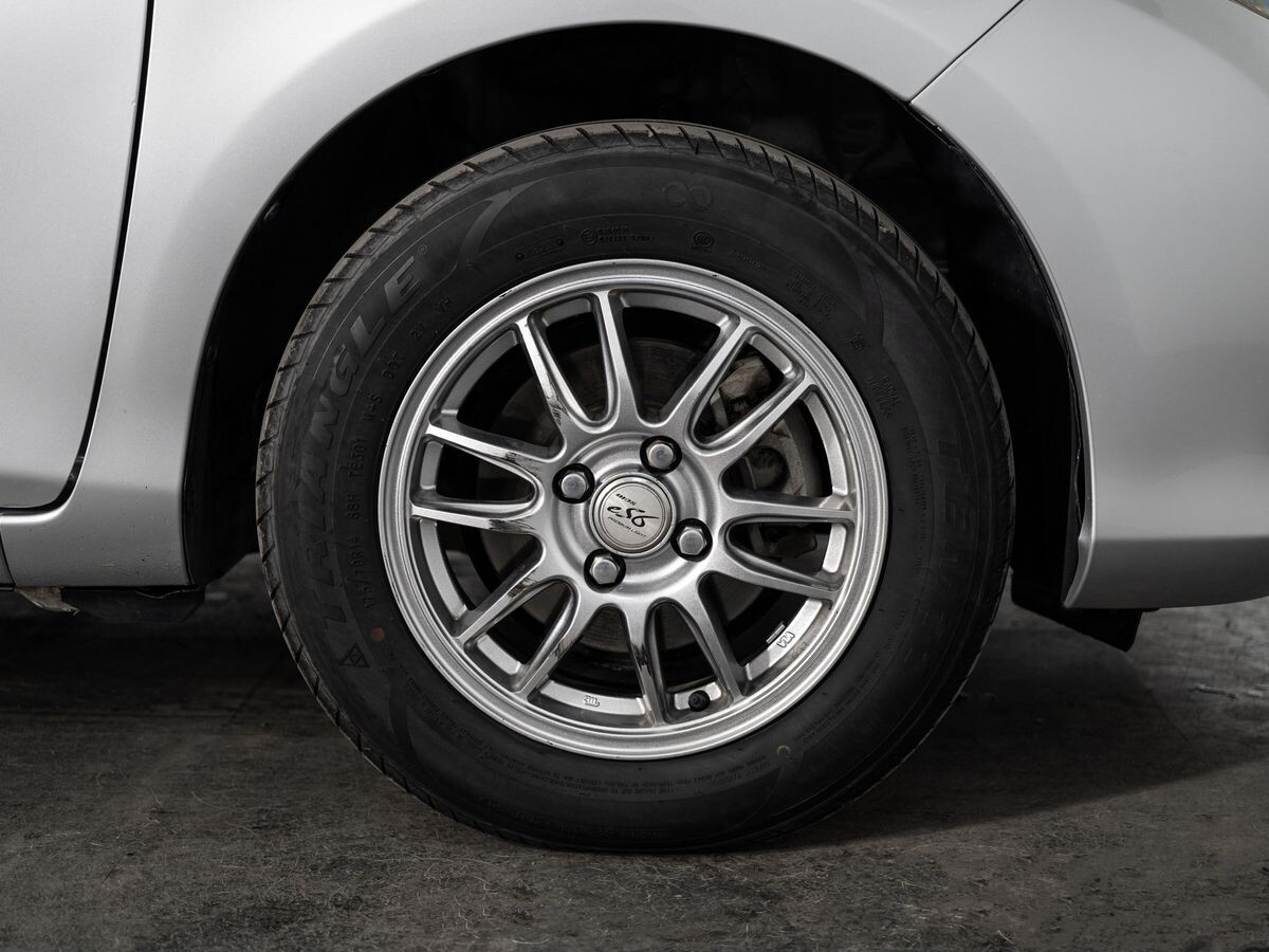 Toyota Vitz 2012 - фото автомобиля