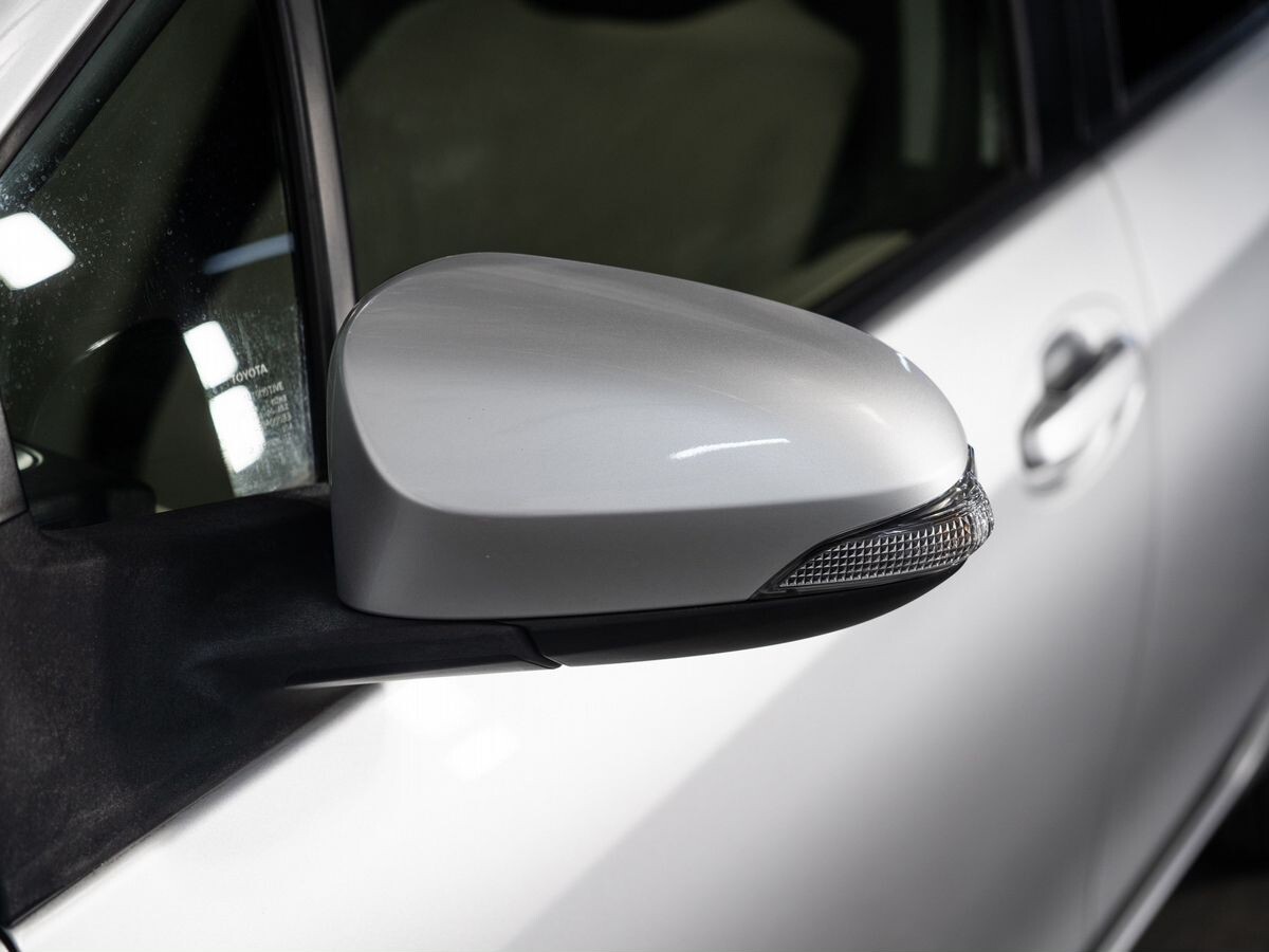 Toyota Vitz 2012 - фото автомобиля