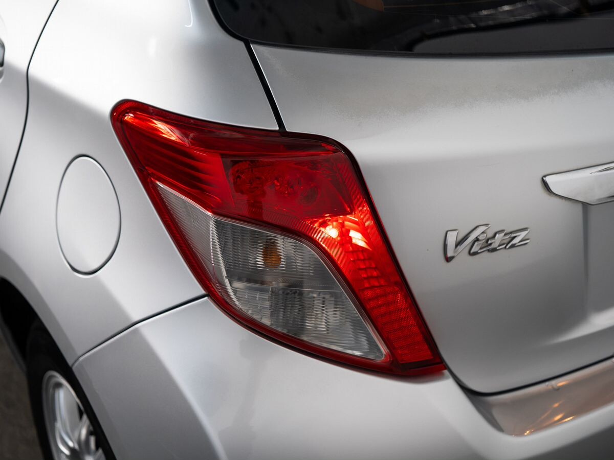 Toyota Vitz 2012 - фото автомобиля