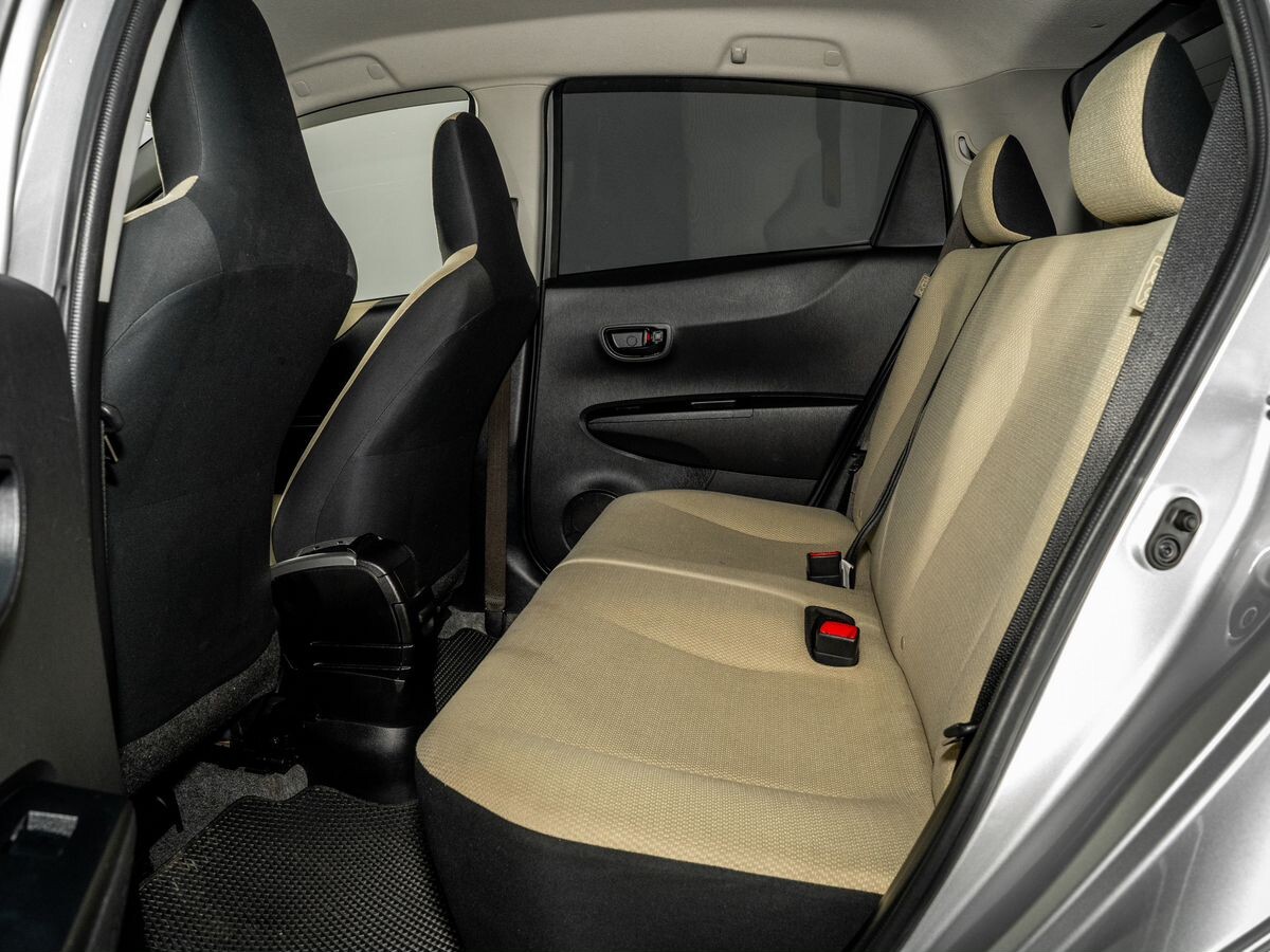 Toyota Vitz 2012 - фото автомобиля