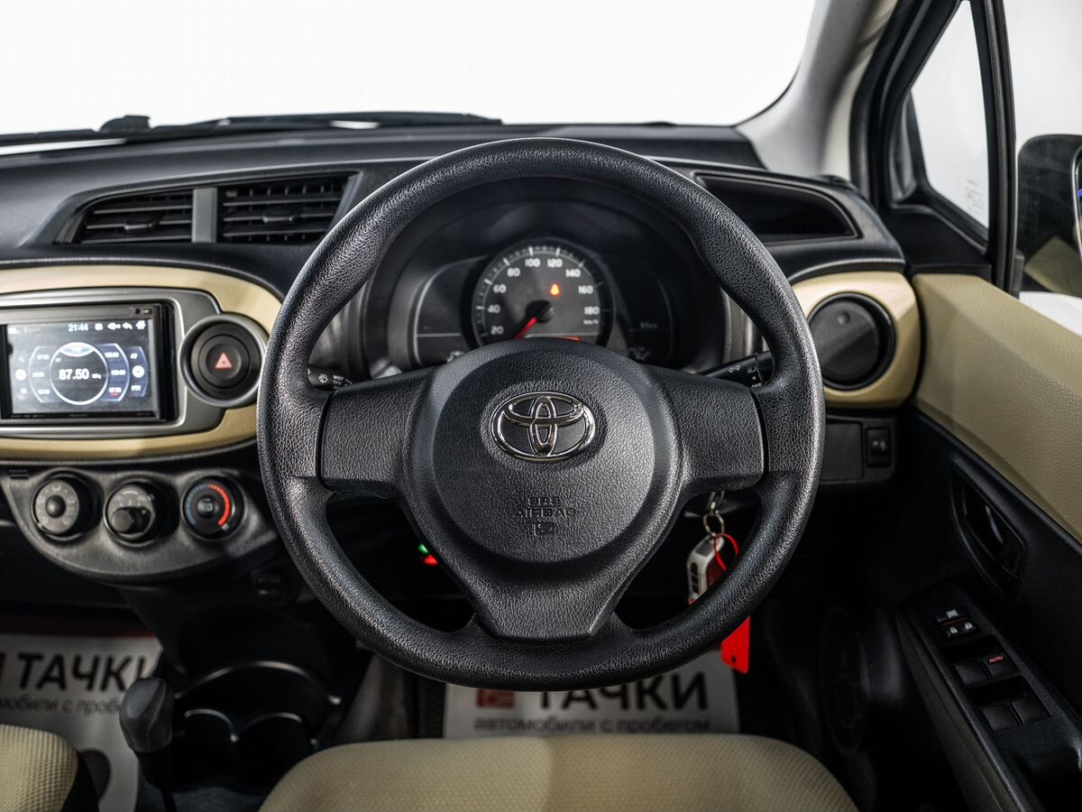 Toyota Vitz 2012 - фото автомобиля