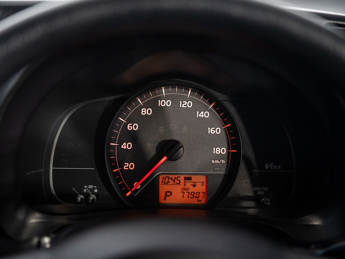 Toyota Vitz 2012 - фото автомобиля