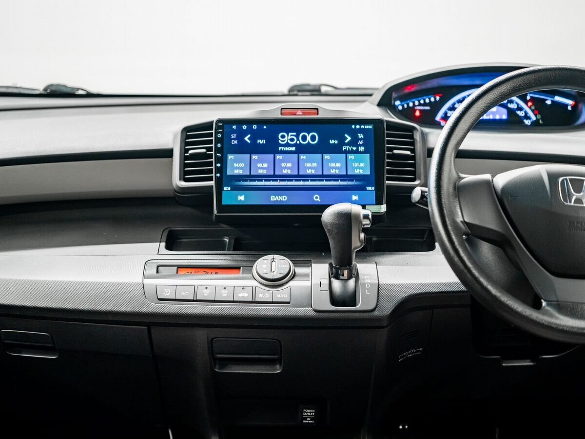 Honda Freed Spike 2012 - фото автомобиля