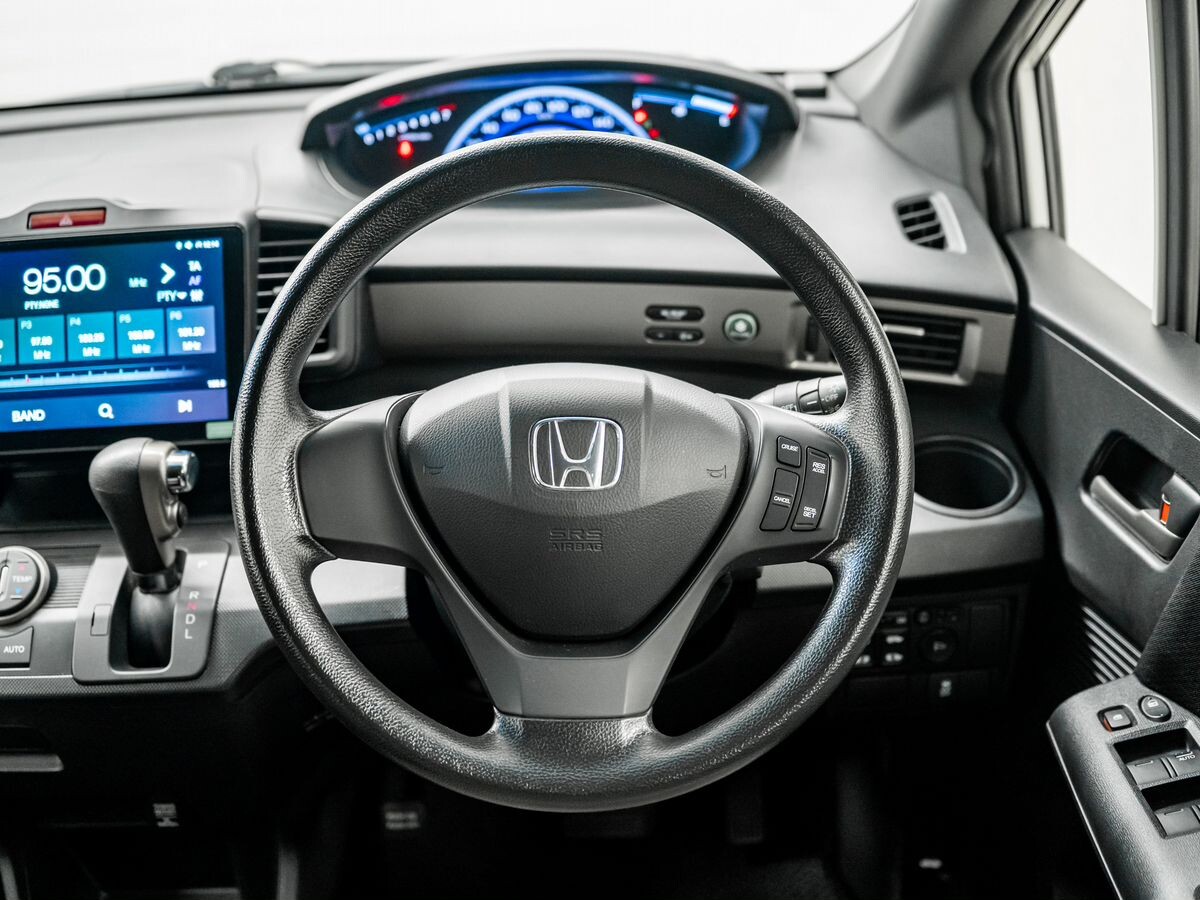 Honda Freed Spike 2012 - фото автомобиля