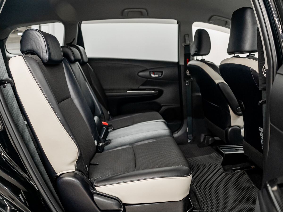 Toyota Wish 2013 - фото автомобиля