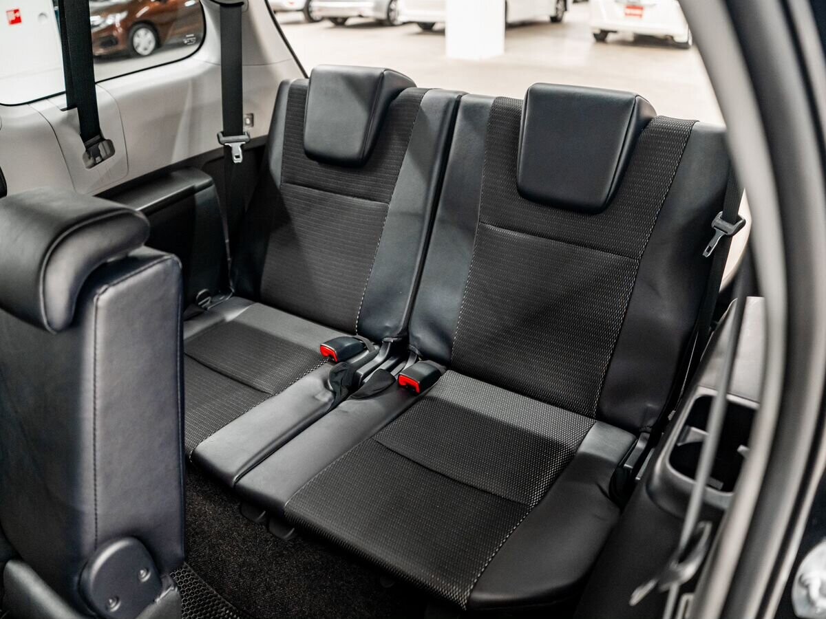 Toyota Wish 2013 - фото автомобиля