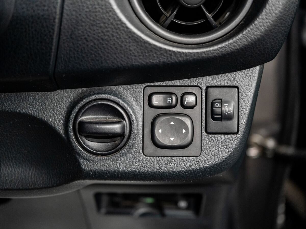 Toyota Vitz 2019 - фото автомобиля